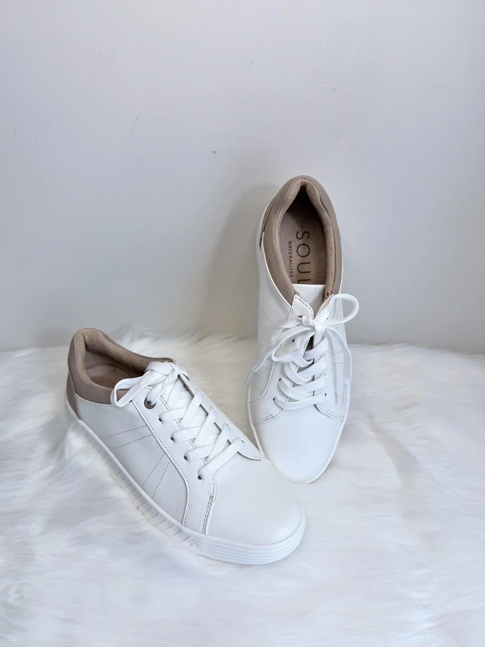 NIB SOUL Natralizer Neela Smooth Faux Leather Lace-Up Sneakers White Taupe Sz. 7